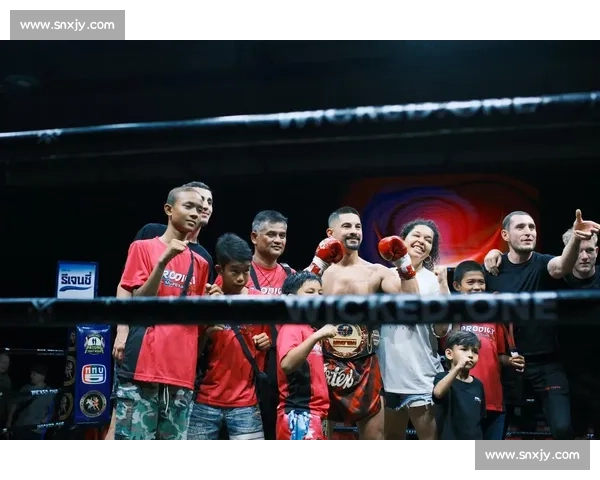 萨曼柴双连踢爆头终结！这腿法堪称泰拳暴力美学范本